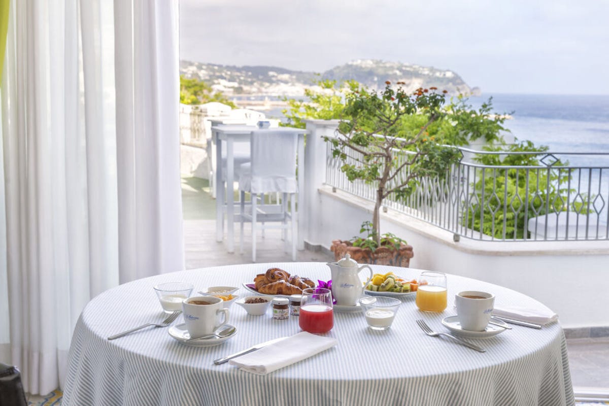 La colazione In vacanza a Ischia in una baia privata a La Madonnina Boutique Hotel
