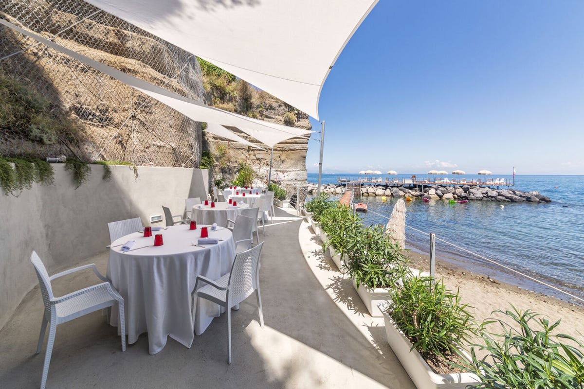 Pranzo in spiaggia In vacanza a Ischia in una baia privata a La Madonnina Boutique Hotel
