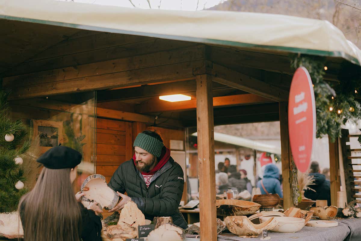 Polvere di Stelle: dolci, vini e speck tra le luci natalizie dei mercatini di Lana