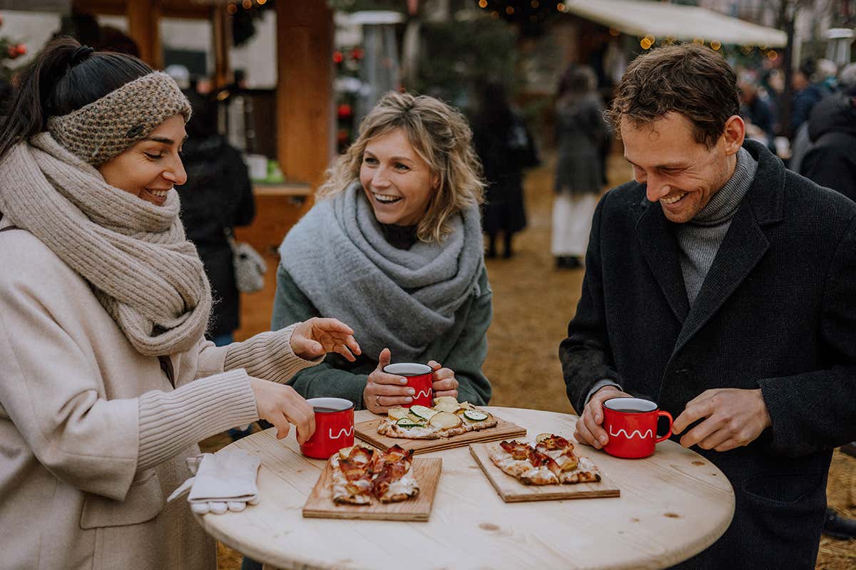 Polvere di Stelle: dolci, vini e speck tra le luci natalizie dei mercatini di Lana