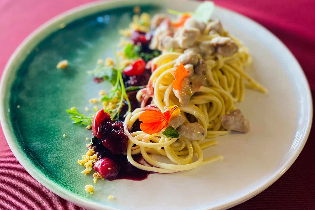 Spaghetto con Animelle di Vitello, erborinato di pecora e ciliegie fermentate La Saletta, trattoria contemporanea ad Alghero