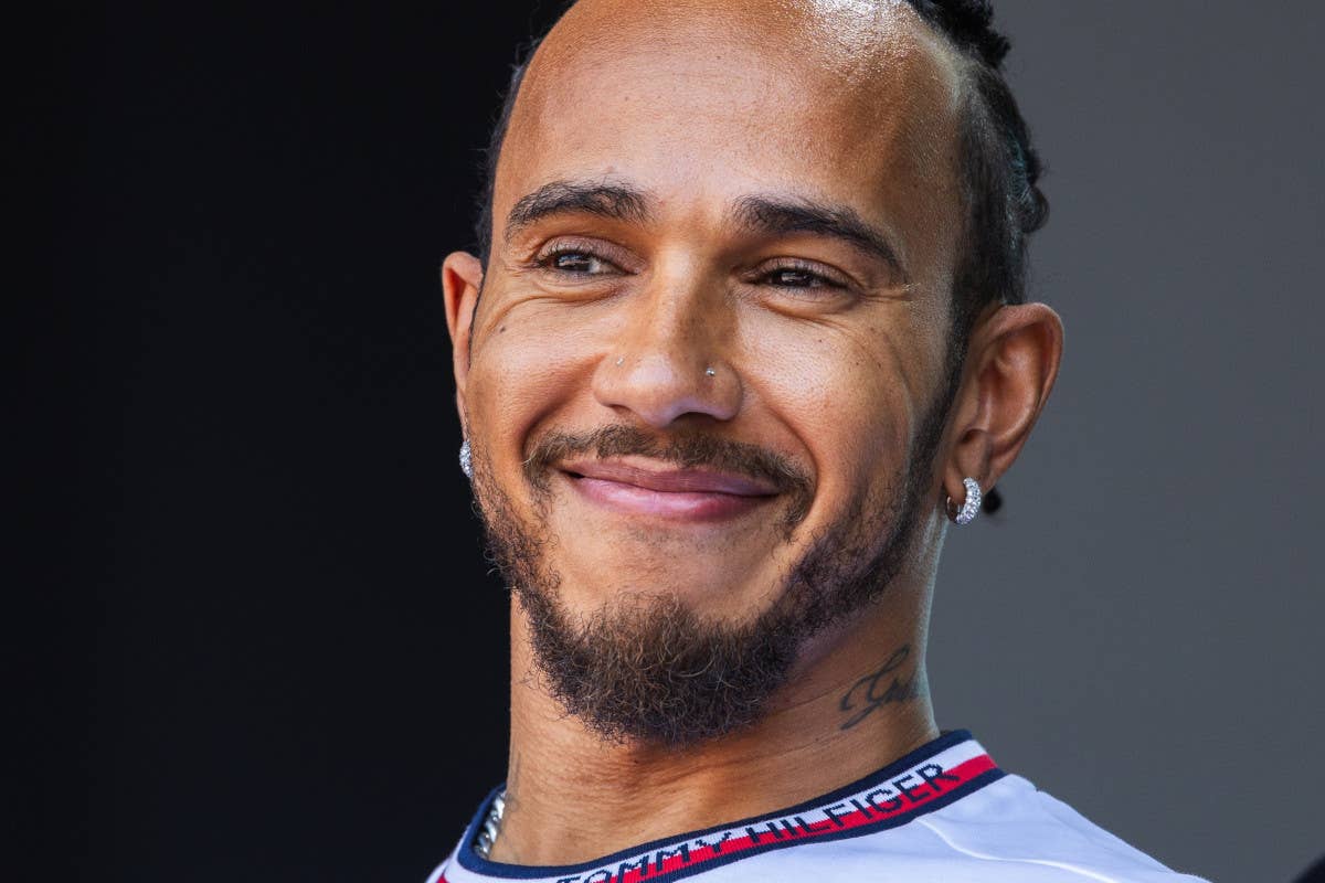 Il futuro ferrarista Lewis Hamilton apre il secondo “Neat Burger” a Milano