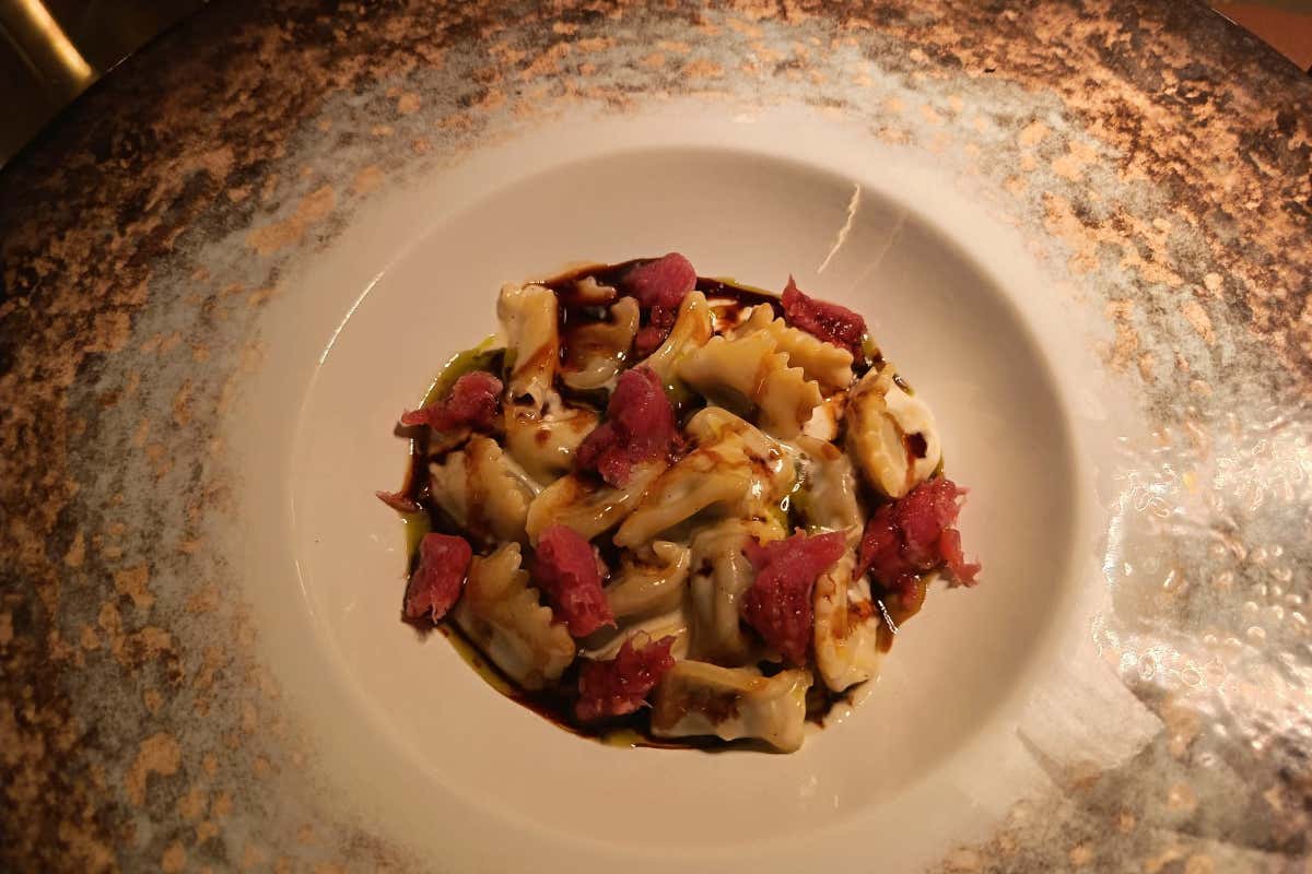 Due cucine, un palcoscenico: viaggio sensoriale in una cena milanese a 4 mani