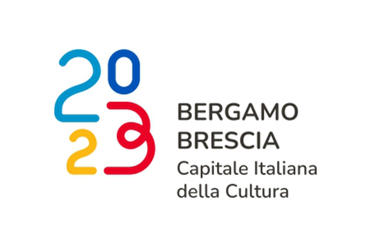 Il logo ufficiale Capitale italiana della Cultura 2023, l'abbraccio tra Brescia e Bergamo nel logo