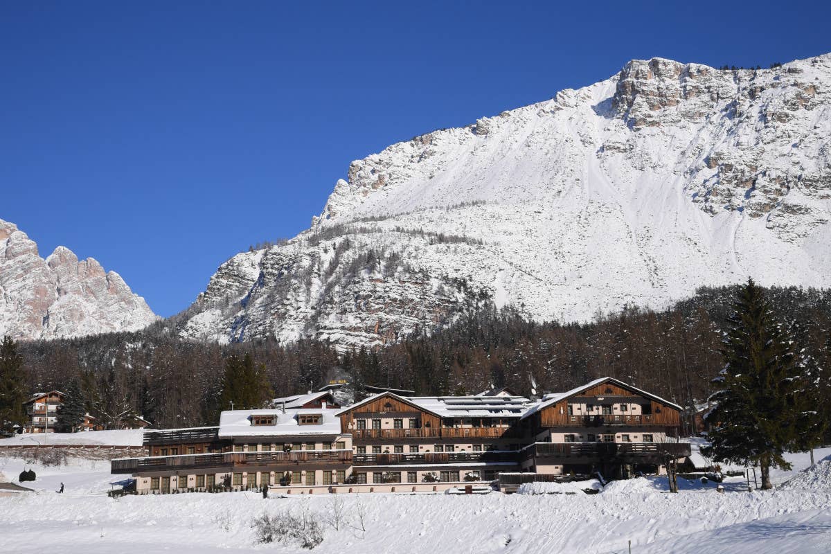 Spa, sci e cocktail sotto le stelle al Rosapetra, hotel di lusso a Cortina