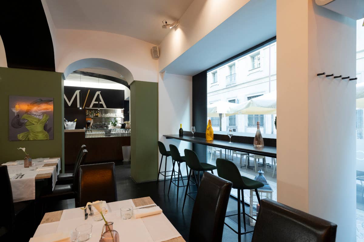 L'interno del locale Da M/A a Torino per gustare la pizza al padellino e altre specialità