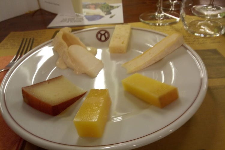 Una selezione di formaggi in degustazione (Viaggio tra vini e formaggi nel cuore della Franciacorta)