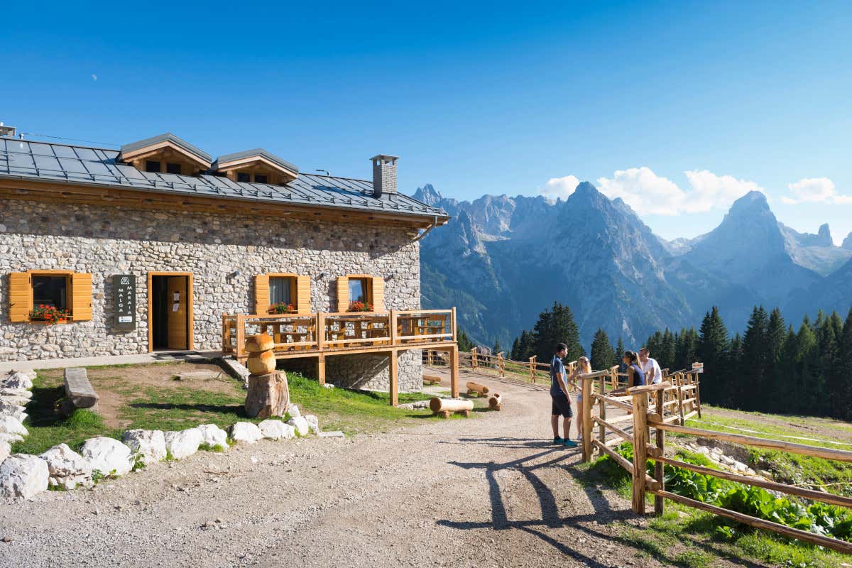 Malga Maraia (foto Nicola Bombassei) Panorami e sapori delle Tre Cime tra malghe rifugi e bivacchi