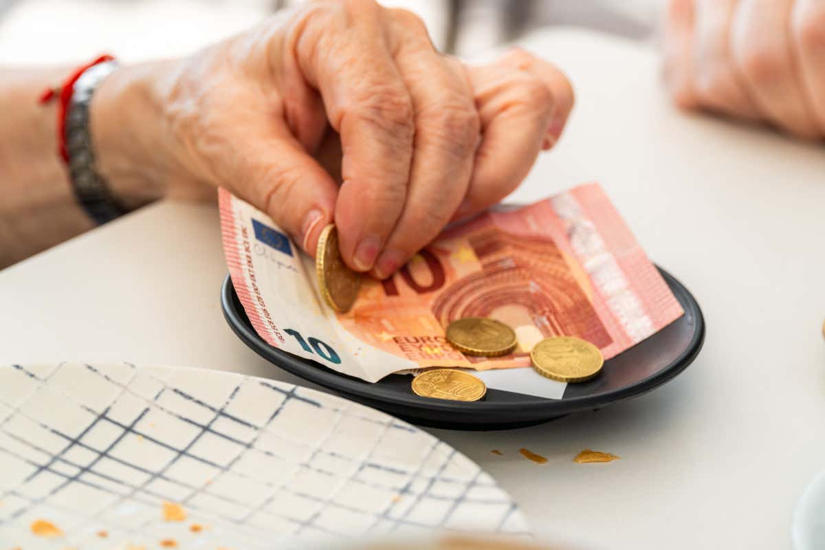 La mancia obbligatoria? Da gesto di gratitudine a nuova tassa mascherata La mancia obbligatoria? Da gesto di gratitudine a nuova tassa mascherata