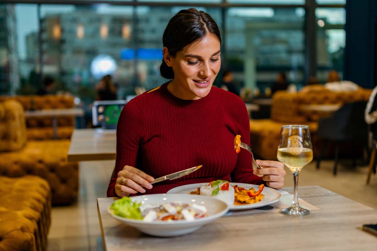 Il valore di mangiare da soli al ristorante: libertà, pausa e ascolto di sé