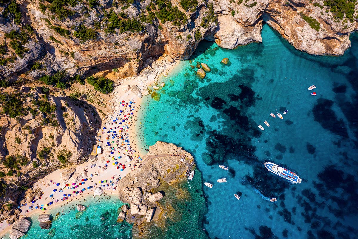 Vista aerea di Cala Mariolu nei pressi di Baunei 5 Vele per Toscana e Sardegna, qui il miglior mare per Legambiente