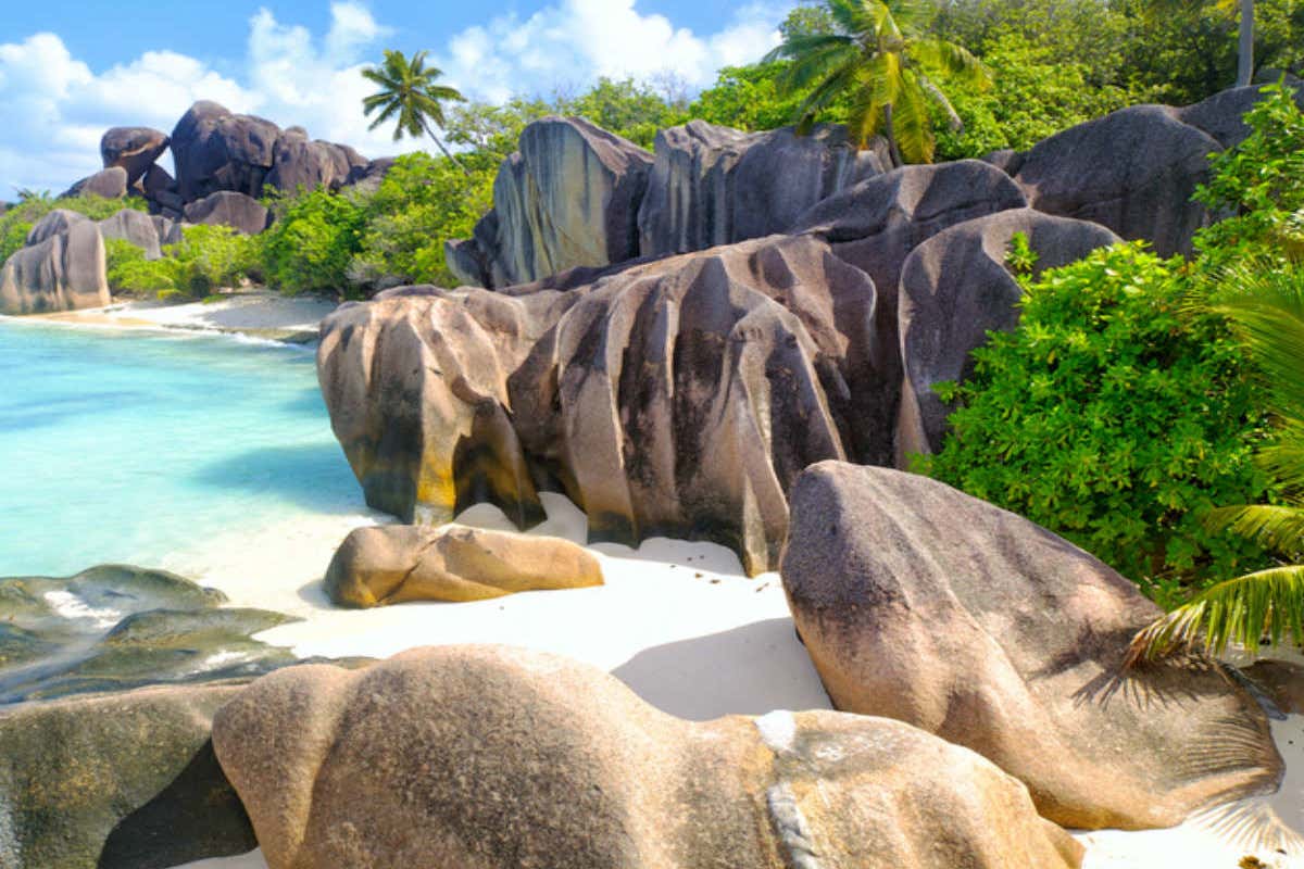 Paesaggio marittimo sull'isola di Praslin alle Scheychelles Spiagge tropicali e mare cristallino 4 proposte per un inverno al caldo