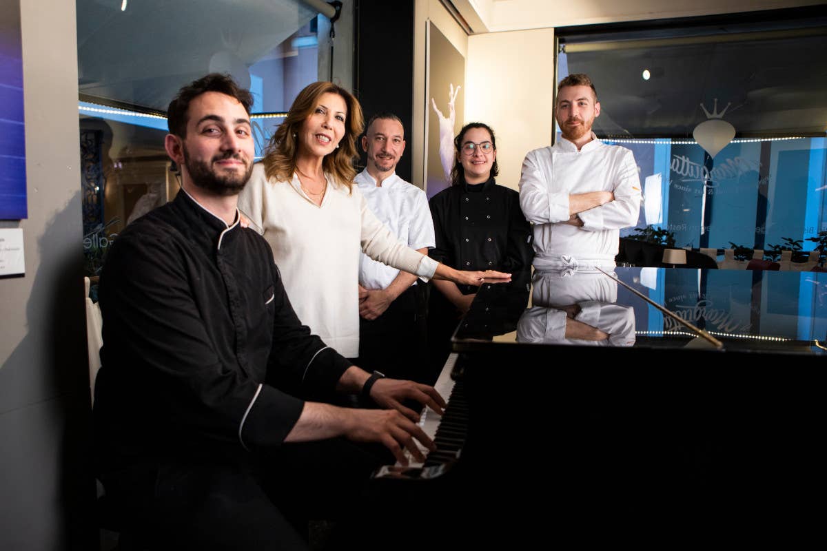 Il Margutta, Mariano Monaco, primo a sinistra e lo staff del ristorante (foto  Emanuela Rizzo) Al Margutta è di scena la cucina tradizionale italiana “green”