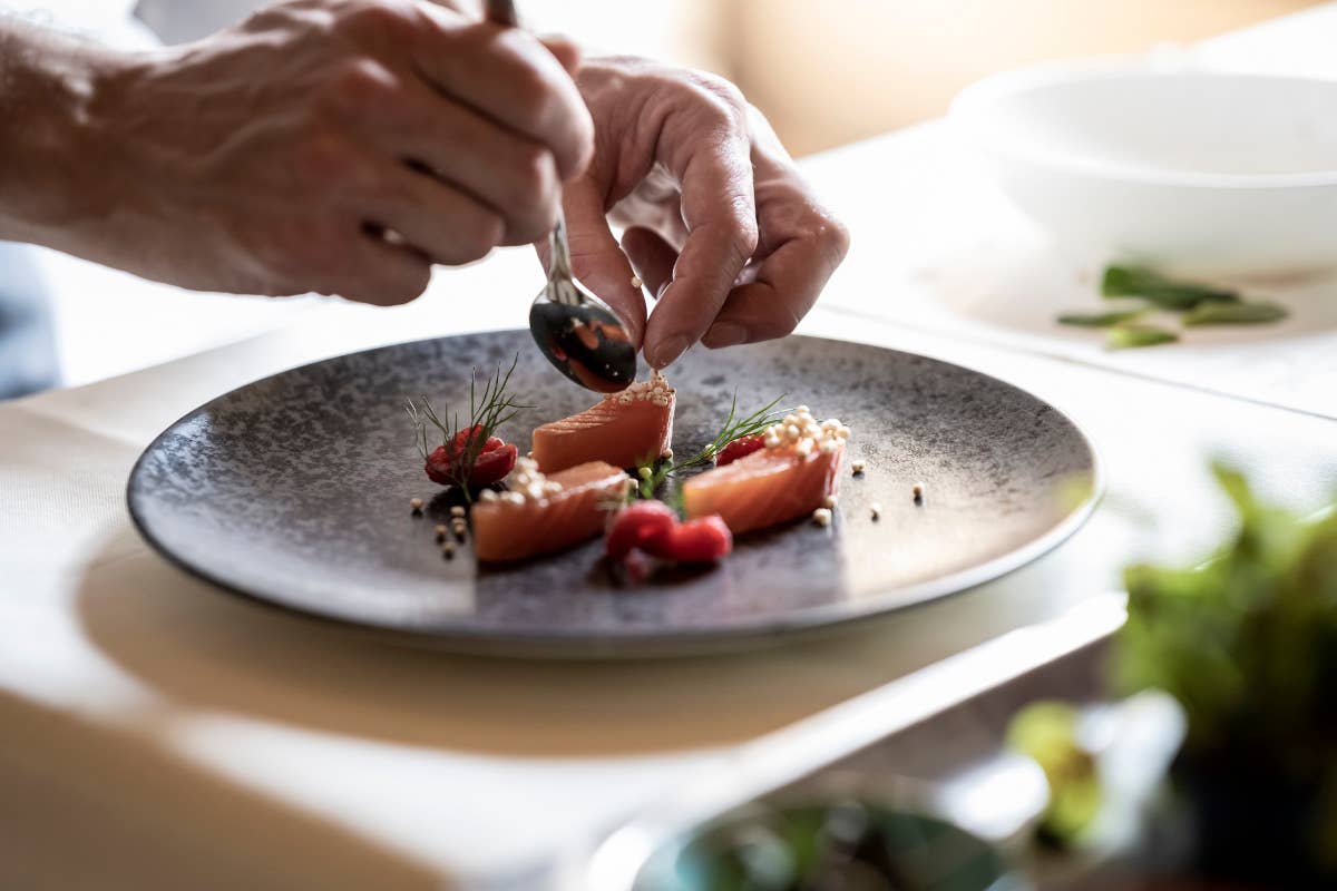 La trota marinata di Martino Longo Nelle cucine dell’Adler Spa Resort Dolomiti c’è Martino Longo