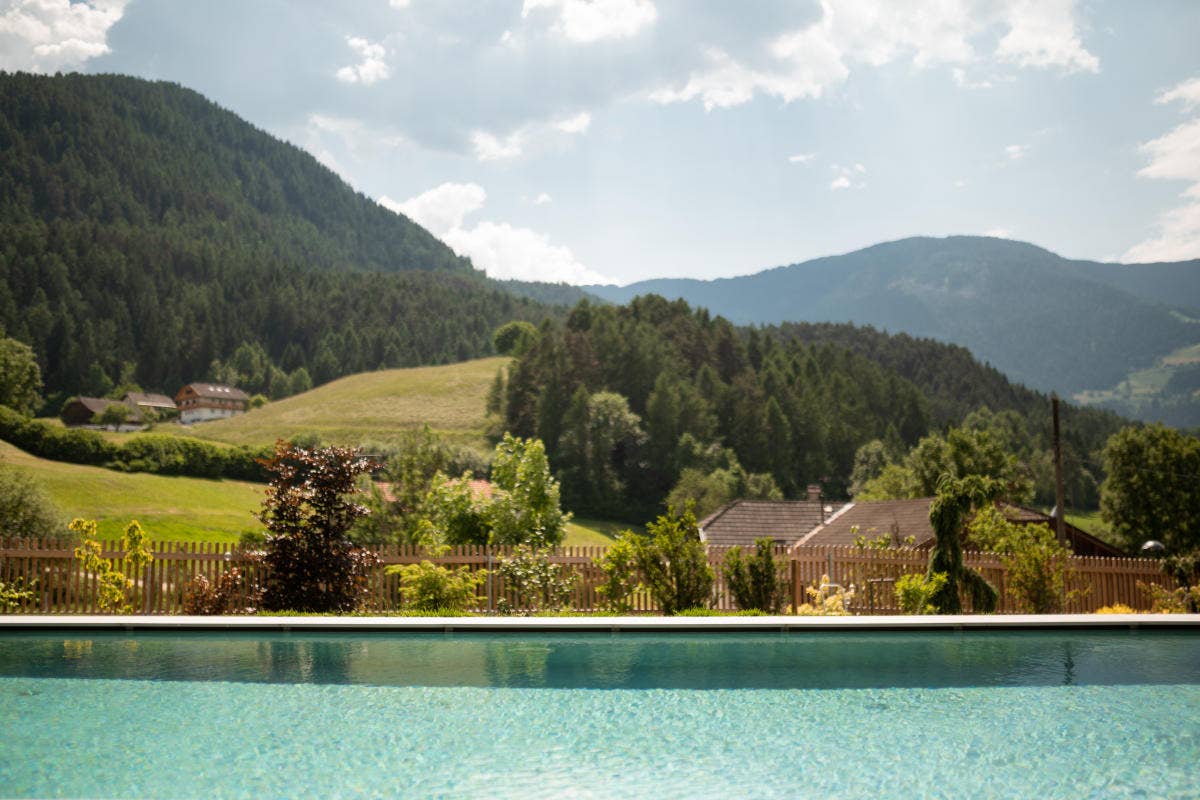 La vista delle montagna dalla piscina di Castel Maurn Un tuffo nella natura: dieci piscine outdoor con vista panoramica in tutta Italia