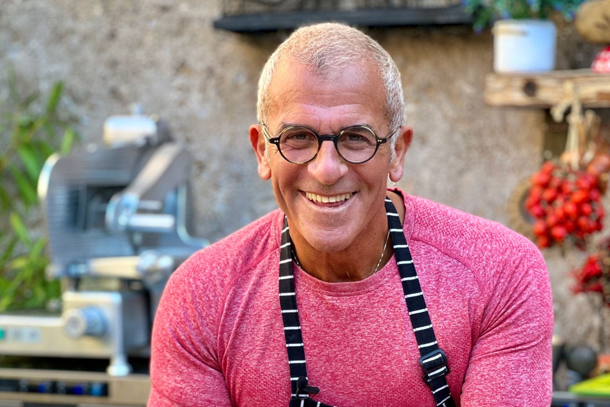 Max Mariola, il cuoco della porta accanto, da pelapatate a chef star sul  web - Italia a Tavola