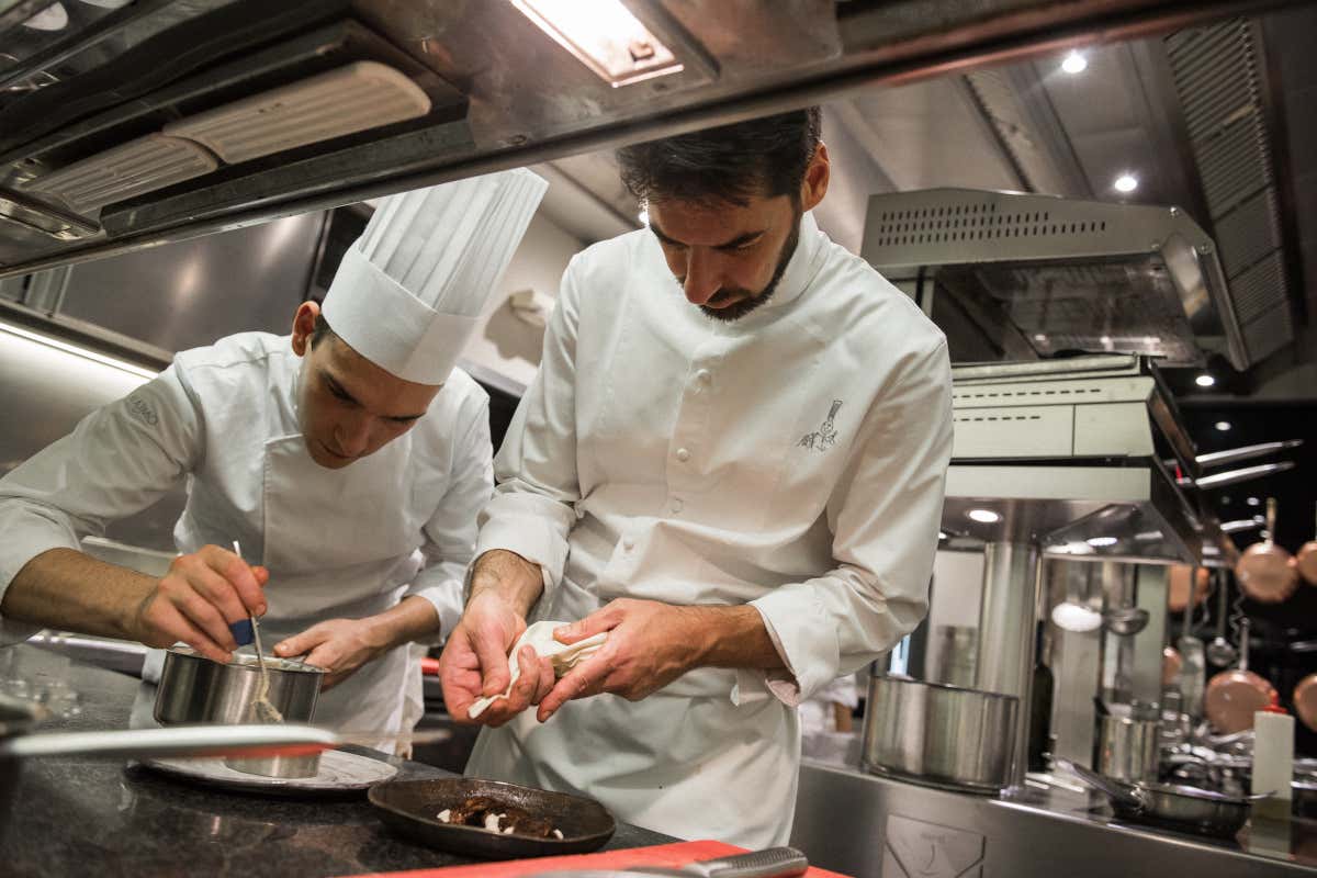 Quando lo chef tristellato Massimiliano Alajmo si inginocchiò al suo maestro Quando lo chef tristellato Massimiliano Alajmo si inginocchiò al suo maestro