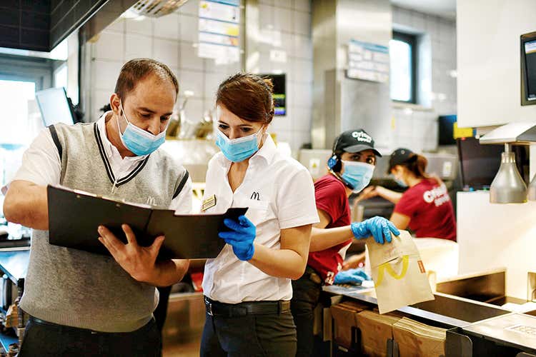 Mc Donald's genera ricchezza in Italia - Mc Donald's fa bene all'Italia 800 nuovi lavoratori in un anno Mc Donald's genera ricchezza in Italia - Mc Donald's fa bene all'Italia 800 nuovi lavoratori in un anno