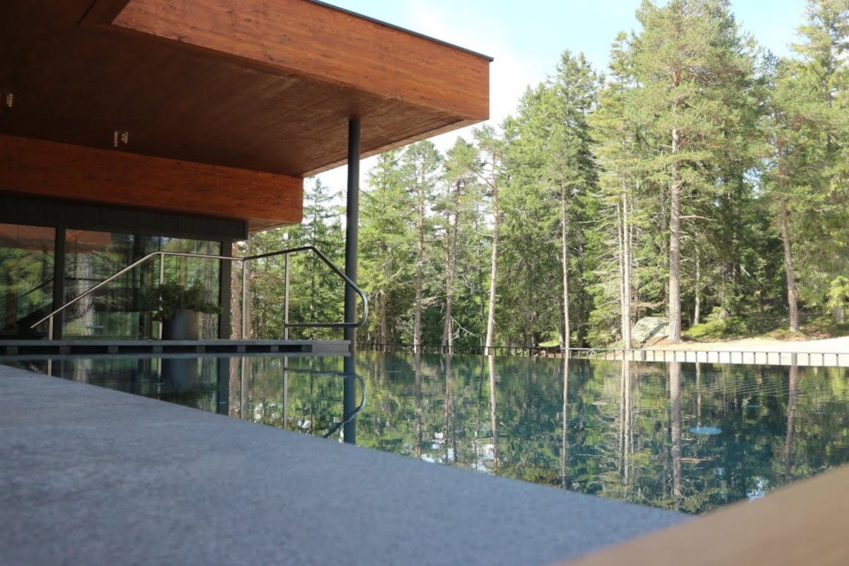 La piscina esterna Josef Mountain Resort, un'oasi di benessere per combattere la quotidianità