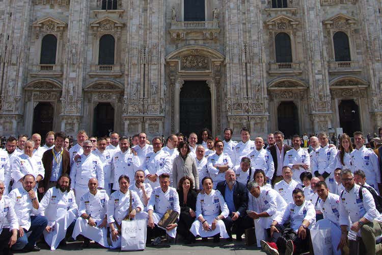 (Milano Food City, in piazza Duomo il flash mob della cucina italiana)