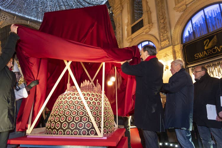 (Milano, un panettone da guinnessIn Galleria l’opera di Chocolate Academy)