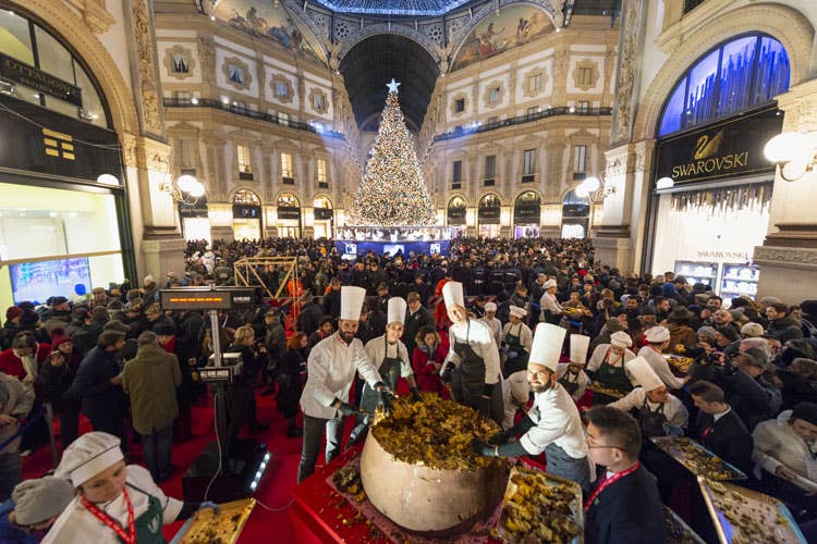 (Milano, un panettone da guinnessIn Galleria l’opera di Chocolate Academy)