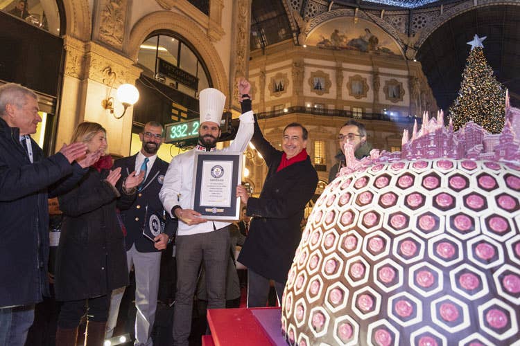 (Milano, un panettone da guinnessIn Galleria l’opera di Chocolate Academy)