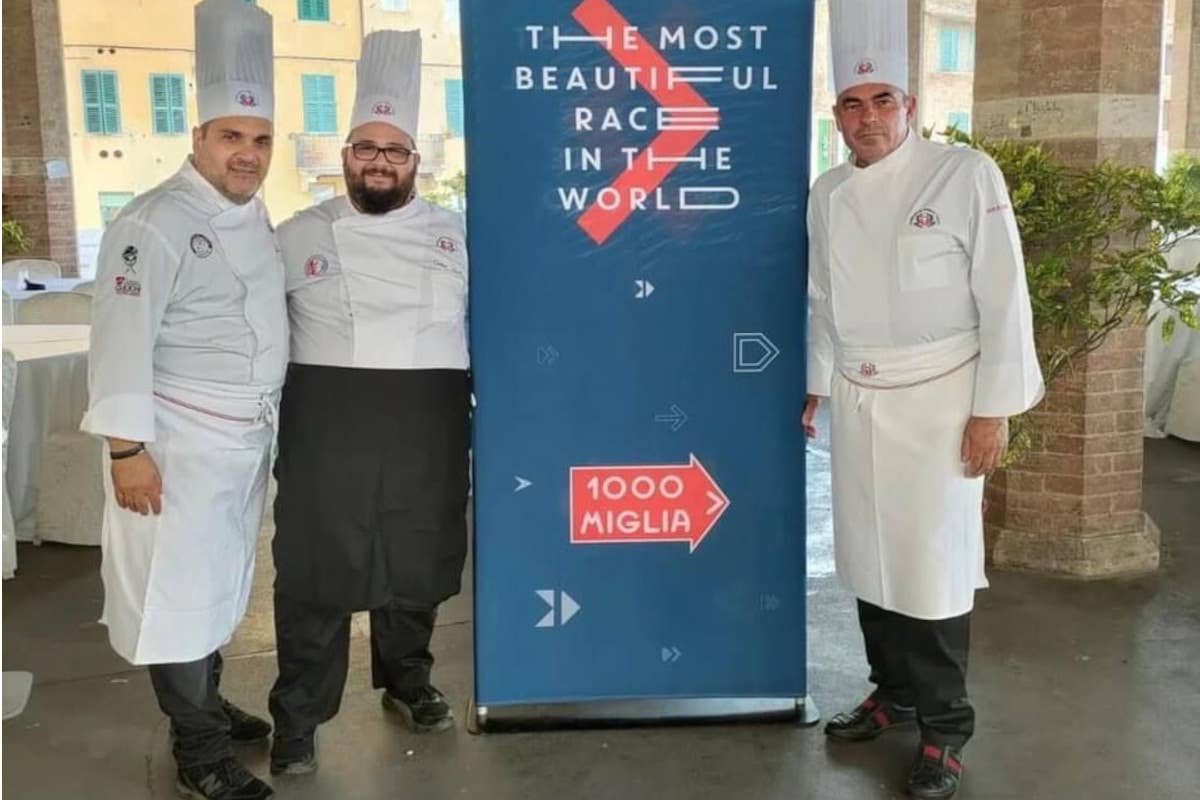 Cuochi della Fic alla Mille miglia (Foto dal profilo Facebook di Roberto Lodovichi) Le eccellenze enogastronomiche hanno alimentato i