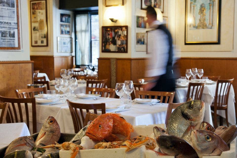 Un pezzo di storia della cucina napoletana Mimì alla Ferrovia di Napoli, al cuoco Salvatore Giugliano il Leone d’Argento