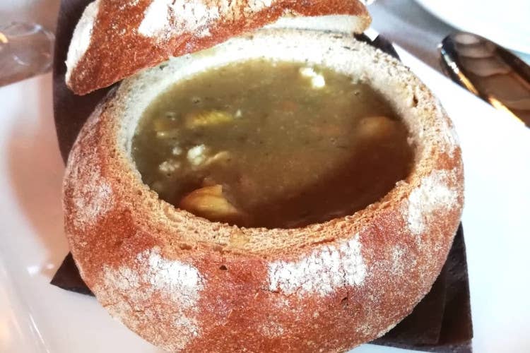 Minestrone di marroni di San Zeno nella pagnotta di pane Il Montebaldo sposa il marrone di San Zeno