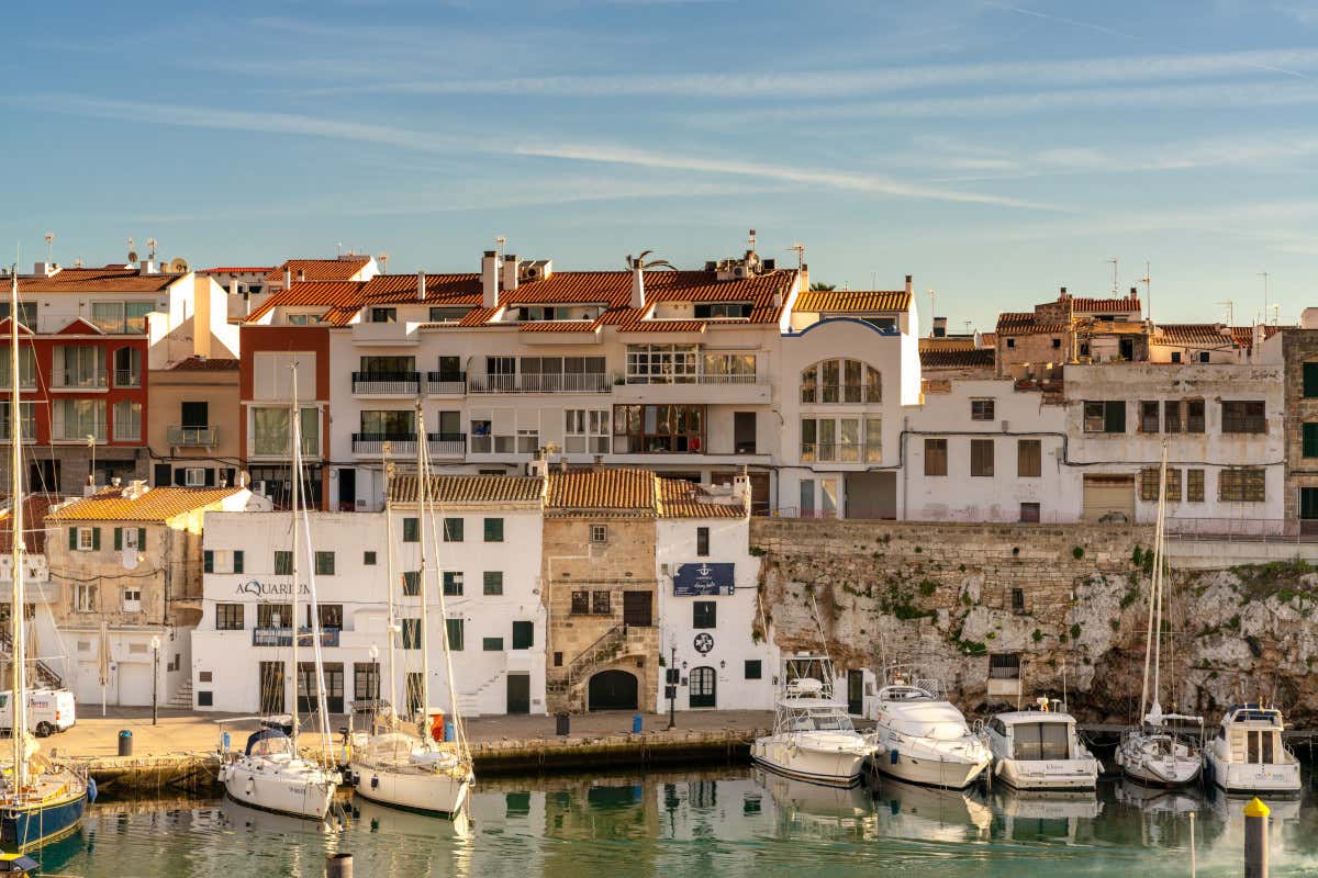 Vacanze a Minorca, i consigli per dormire e mangiare lontano dagli all-inclusive