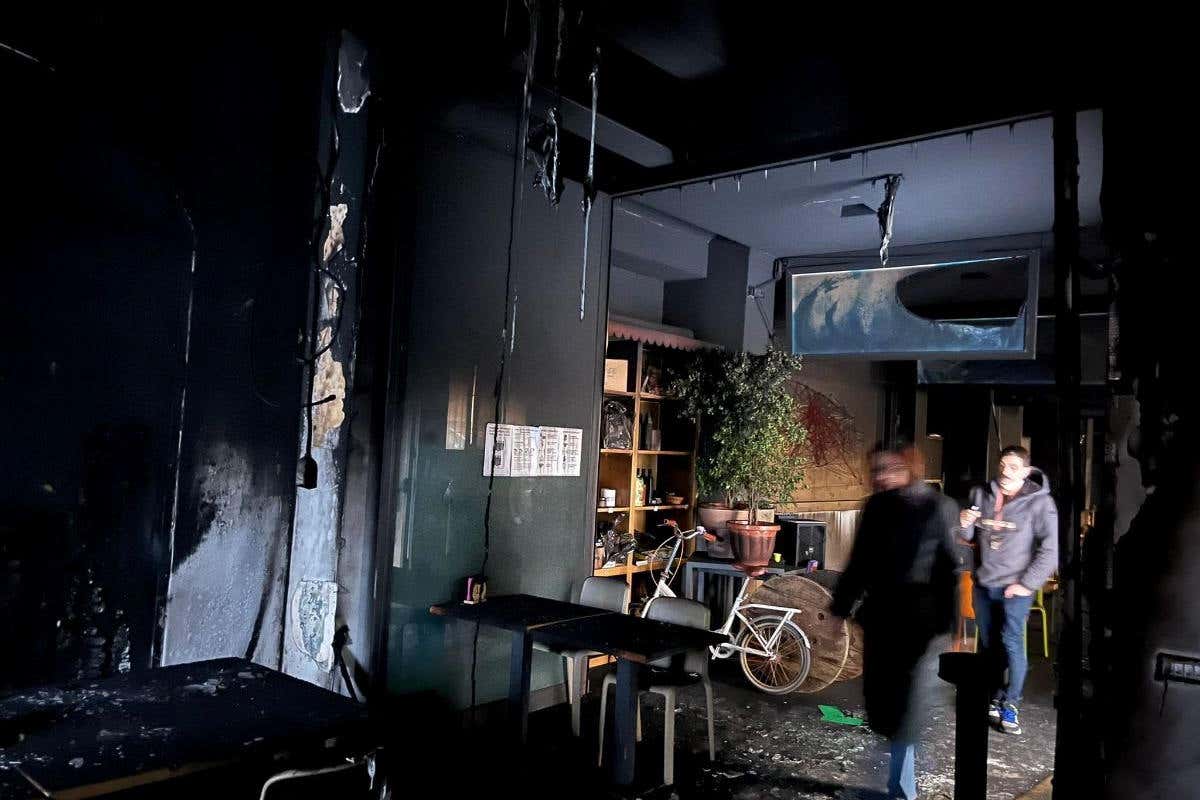 L'ingresso del Moltivolti dopo l'incendio Distrutto da un incendio Moltivolti, il locale simbolo di Ballar&ograve; a Palermo