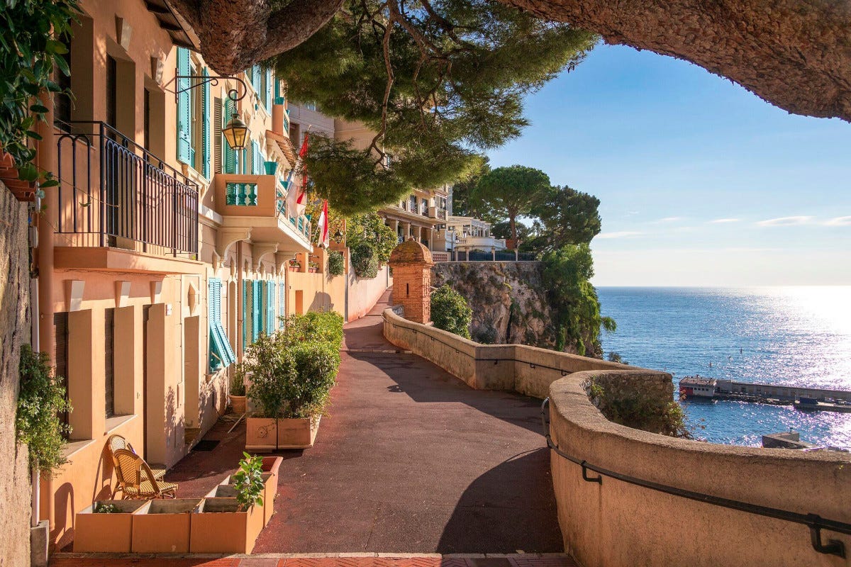Vicolo con vista nella Monaco vecchia Principato di Monaco destinazione sostenibile nel cuore d'Europa