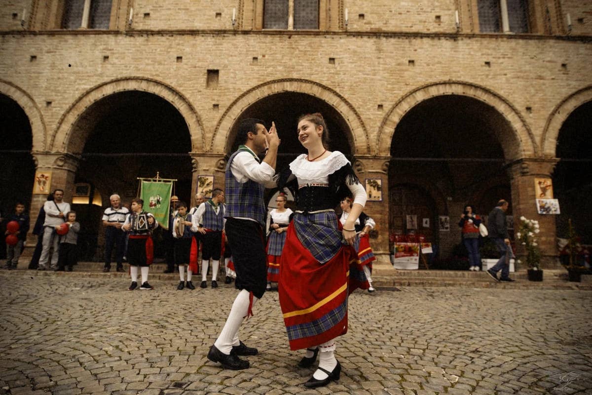 Danze folkloristiche a Montecassiano Feste di vendemmia: alla scoperta de “i sughitti” a Montecassiano