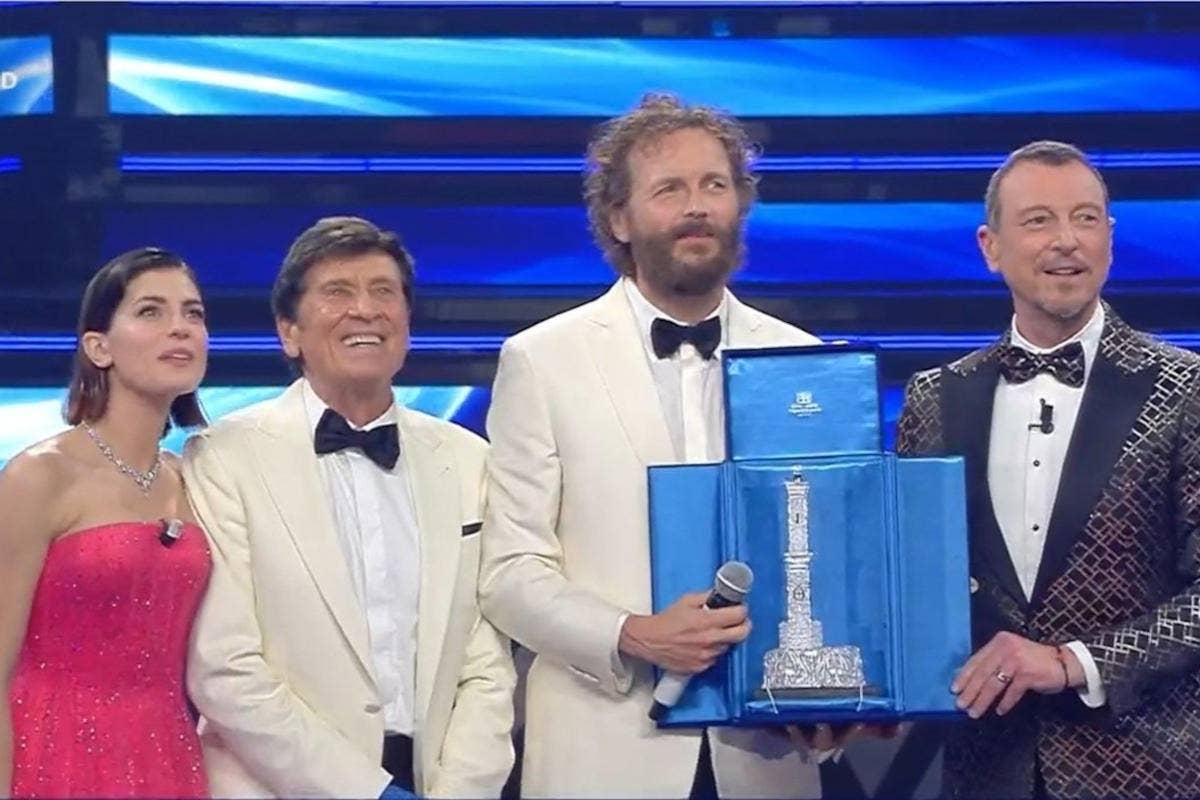 Gianni Morandi e Giovanotti vincono la gara delle Cover Sanremo 2022: le pagelle della quarta serata. Con le Cover vince Morandi con Giovanotti