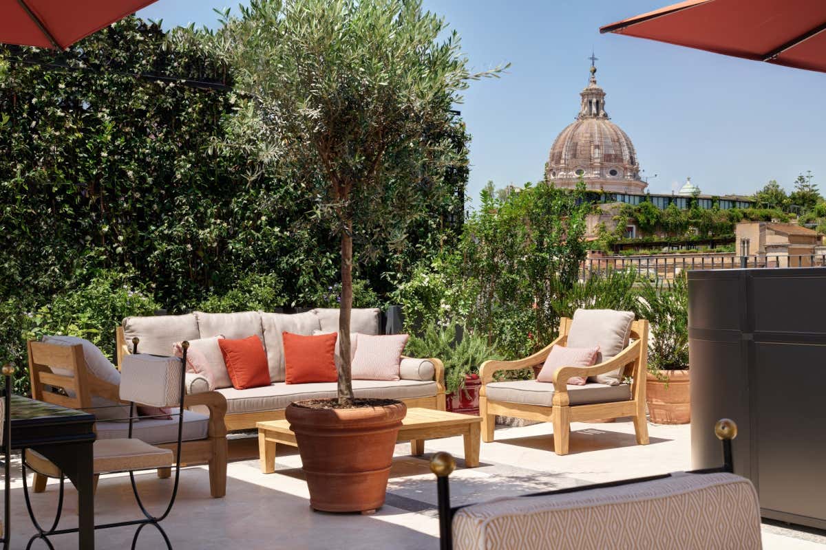 Starhotels celebra il restyling dell’Hotel d’Inghilterra con un volume speciale