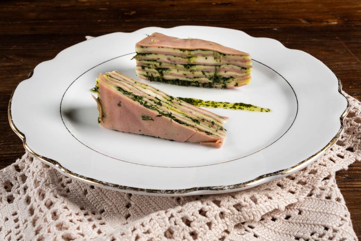 Millefoglie di mortadella, Parmigiano giovane e pesto alle erbe 