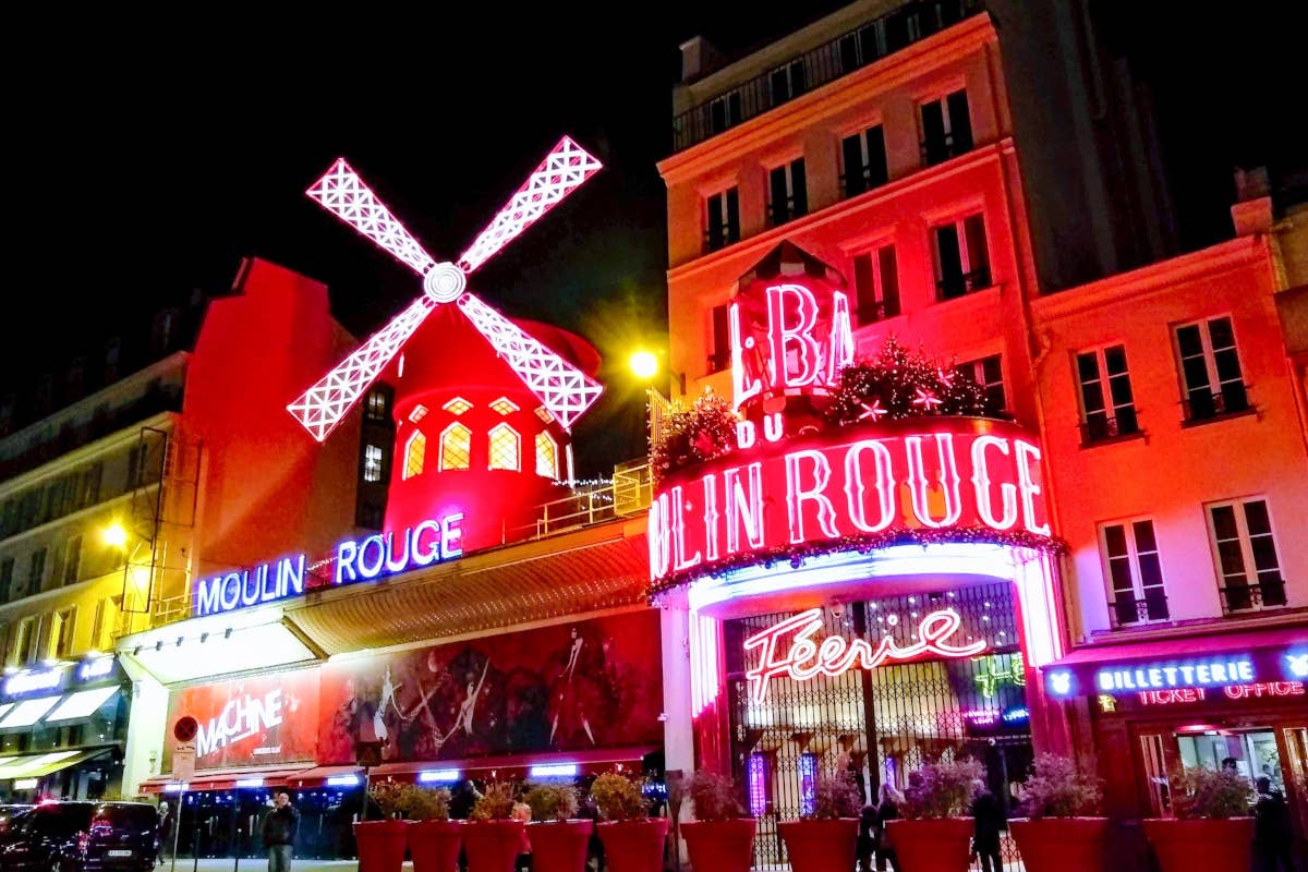 Le pale del Moulin Rouge tornano a girare festa a Pigalle con il French Cancan