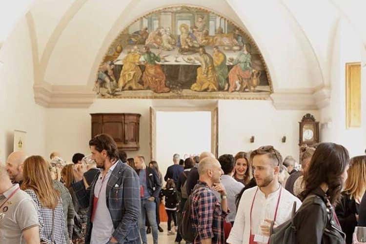 (Naturale, folla di visitatori al salone del vino artigianale) (Naturale, folla di visitatori al salone del vino artigianale)