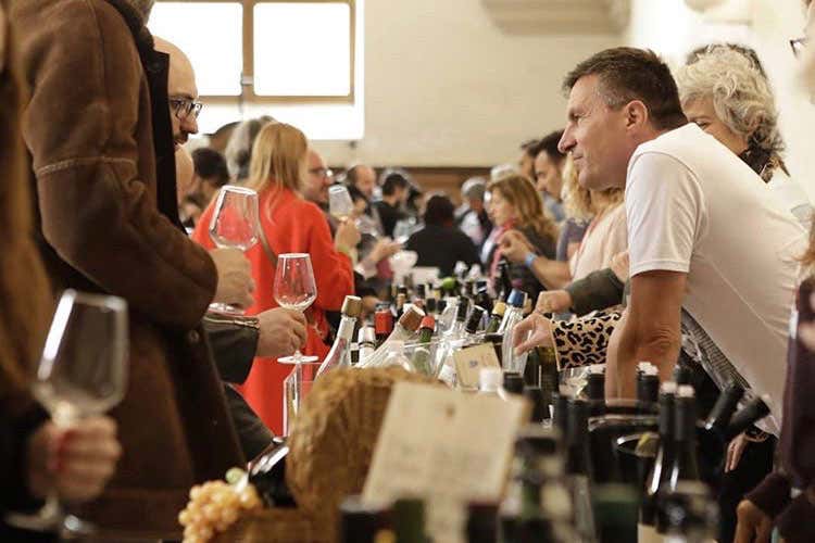 (Naturale, folla di visitatori al salone del vino artigianale) (Naturale, folla di visitatori al salone del vino artigianale)