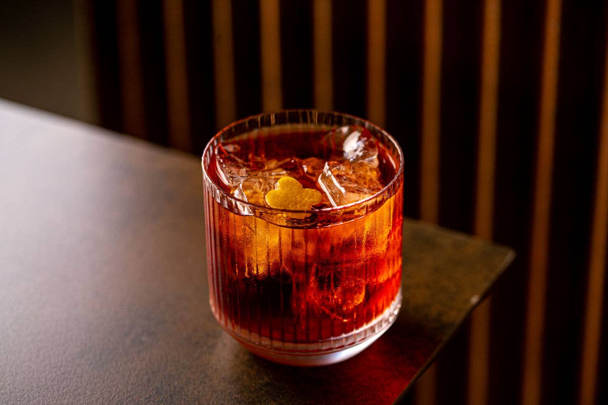 Il bartender della Terrazza Les Étoiles Valerio Visentin, in occasione della settimana di celebrazioni del famoso drink, ne propone una sua speciale variante: il Negroni nel bosco