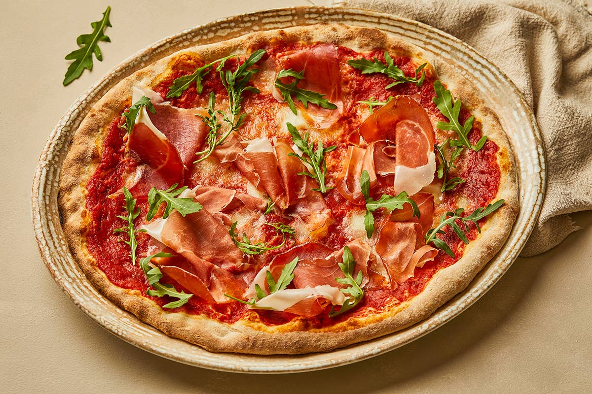 Pizza con prosciutto crudo di Parma Dop Obicà, cucina tradizionale in un ambiente unico