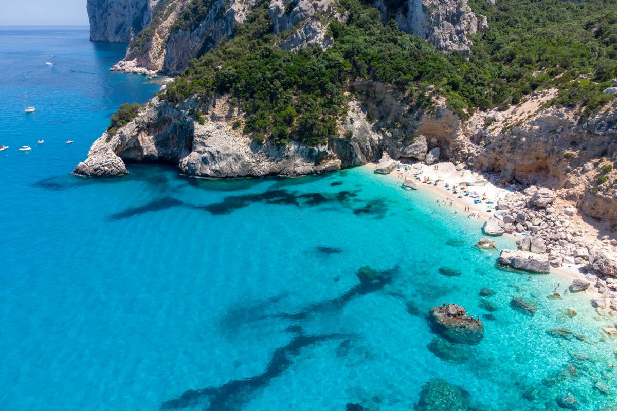 Le spiagge della Sardegna sono continuamente depredate dai turisti Sardegna, 100 kg di ciottoli tornano in Ogliastra