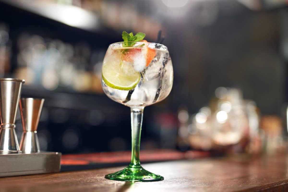 Come si fa il gin tonic: ingredienti, dosi, abbinamenti