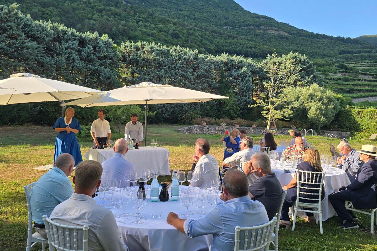 Valérie Bossi Fedrigotti brinda con il Pinot Bianco Oxenfeld Valérie Bossi Fedrigotti brinda con il Pinot Bianco Oxenfeld