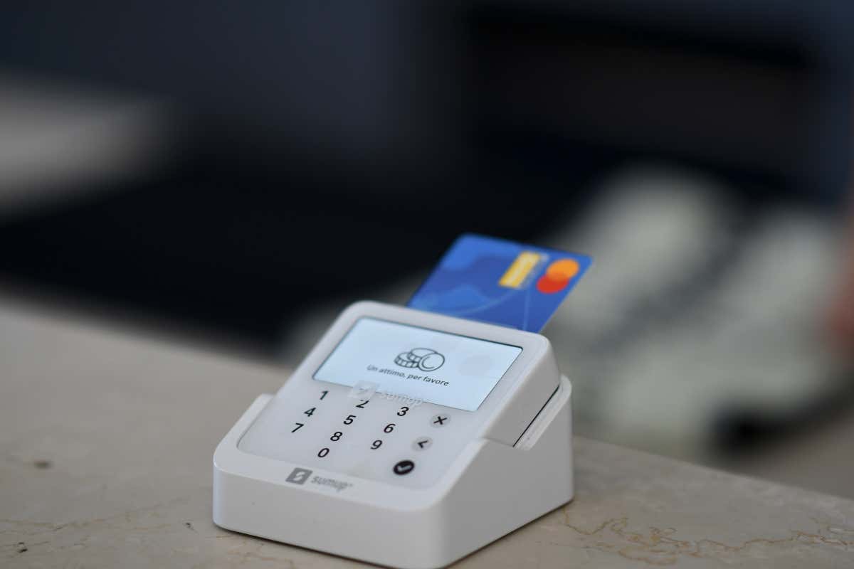 Pos in tilt, ristoranti a rischio: più del 70% dei clienti paga solo con carte e smartphone