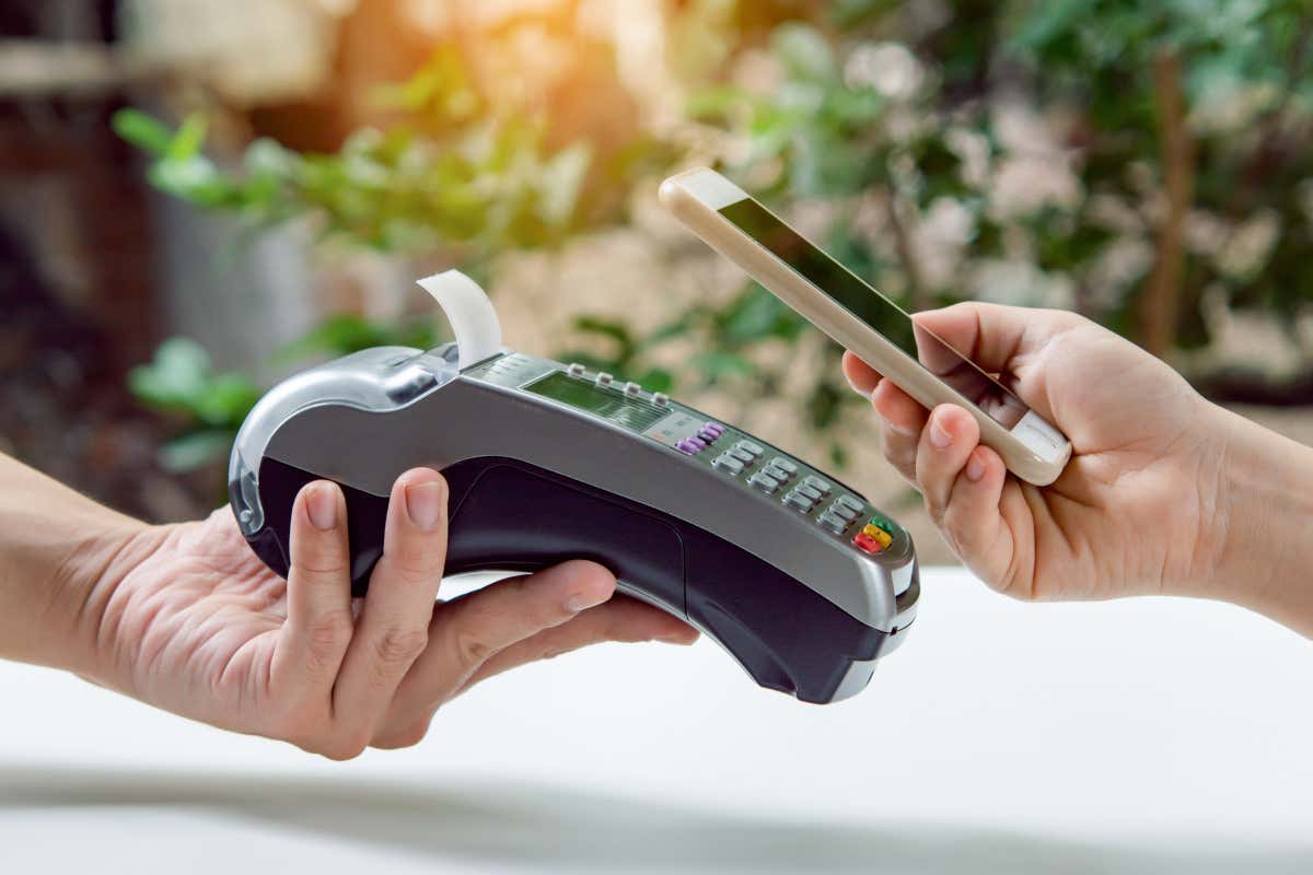 Pos in tilt, ristoranti a rischio: più del 70% dei clienti paga solo con carte e smartphone