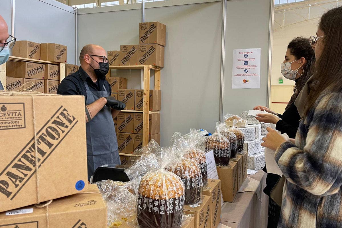 File al Palaghiaccio per acquistare panettoni a Milano È già boom di panettoni. E a Milano vincono Achille Zoia di Cologno Monzese e Helga Liberto di Battipaglia