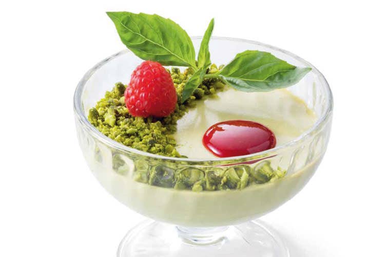 Panna cotta al pistacchio con lamponi e basilico thai