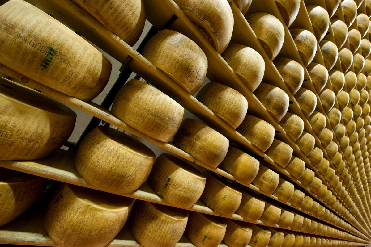 Forme di Parmigiano Reggiano  Formaggi e salumi tirano la crescita dei prodotti Dop